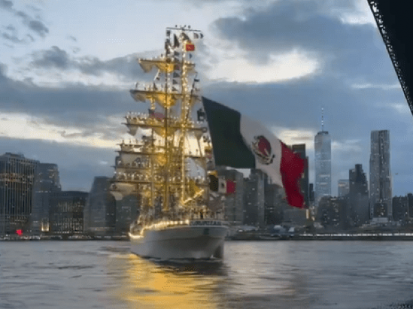 Buque escuela mexicano choca contra el Puente de Brooklyn en Nueva York
