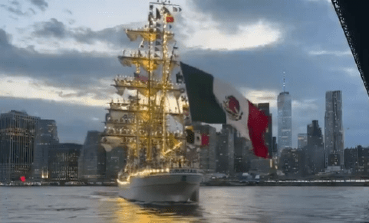 Buque escuela mexicano choca contra el Puente de Brooklyn en Nueva York