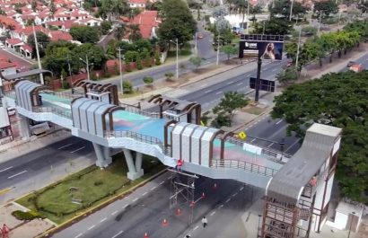 Estos pasos, en la Vía a la Costa, están diseñados para facilitar cruces peatonales seguros.