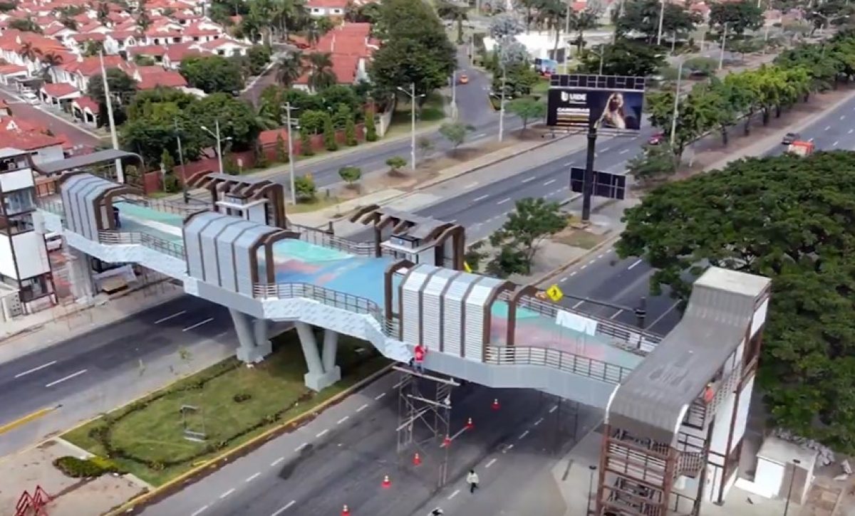 Estos pasos, en la Vía a la Costa, están diseñados para facilitar cruces peatonales seguros.