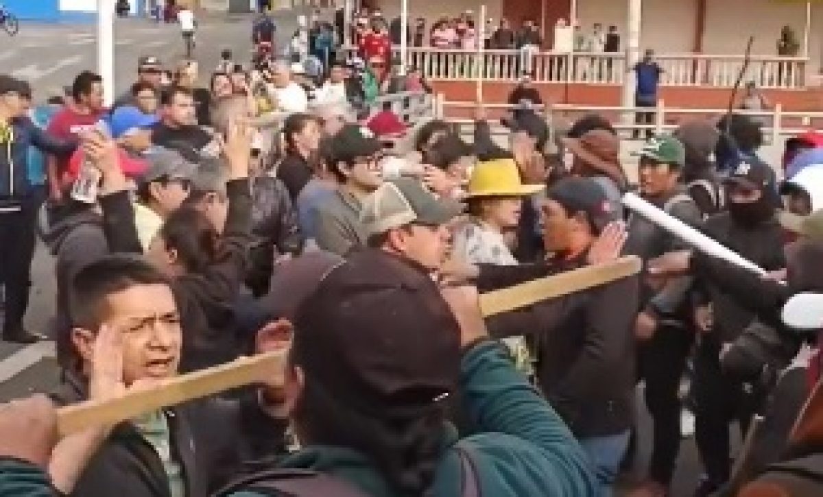 Captura de pantalla de un enfrentamiento entre quienes quieren trabajar y los que protestan
