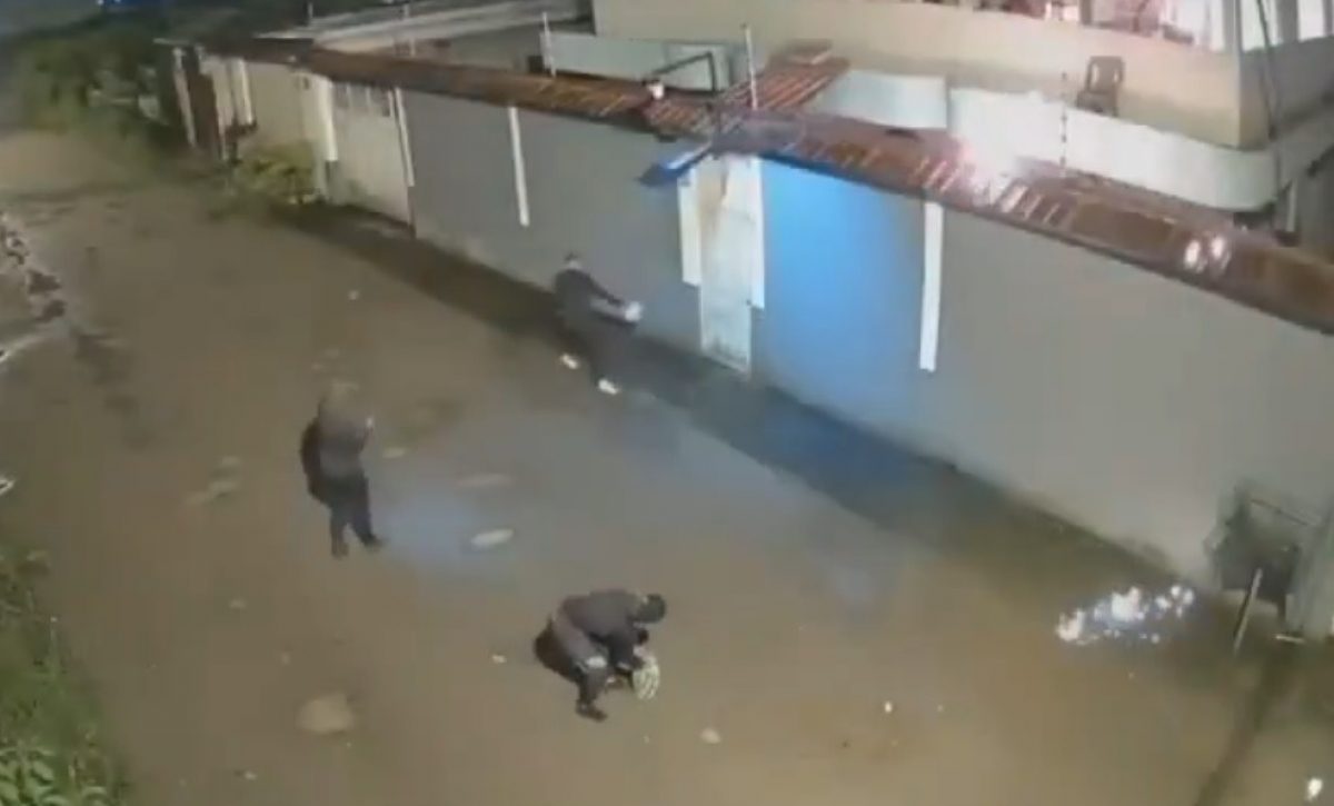 Captura de vídeo del ataque a la casa de un futbolista en Esmeraldas