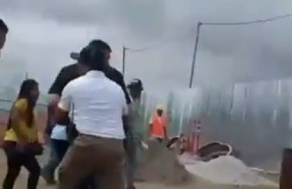 Captura de vídeo del alcalde de Guayaquil  agarrado por la seguridad para que no agreda al dirigente de Chongón