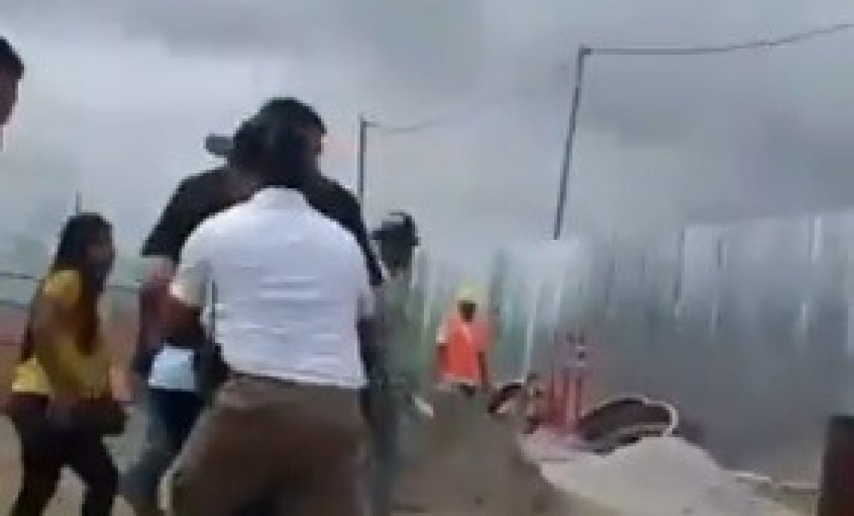 Captura de vídeo del alcalde de Guayaquil  agarrado por la seguridad para que no agreda al dirigente de Chongón