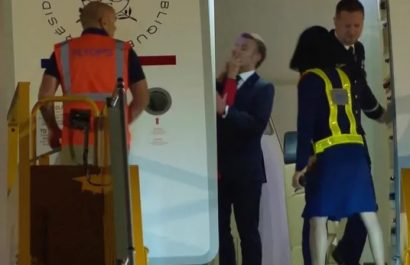 Captura de vídeo del manotazo entre Brigitte y Emmanuel Macron