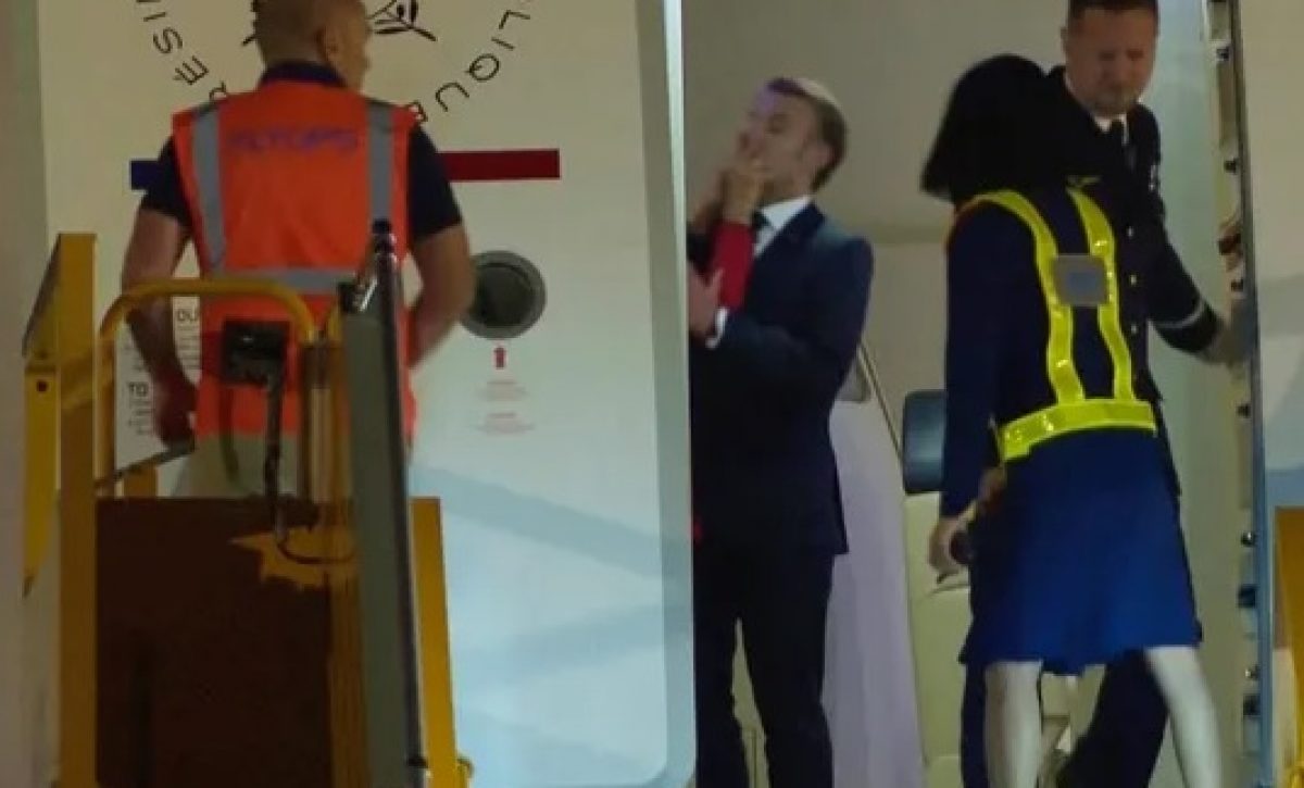 Captura de vídeo del manotazo entre Brigitte y Emmanuel Macron