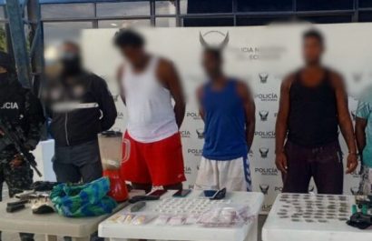 Capturan a cuatro personas con armas y drogas durante operativo policial en Esmeraldas