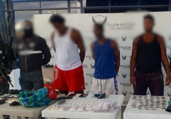 Capturan a cuatro personas con armas y drogas durante operativo policial en Esmeraldas