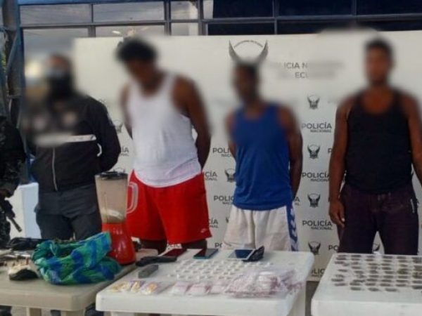Capturan a cuatro personas con armas y drogas durante operativo policial en Esmeraldas