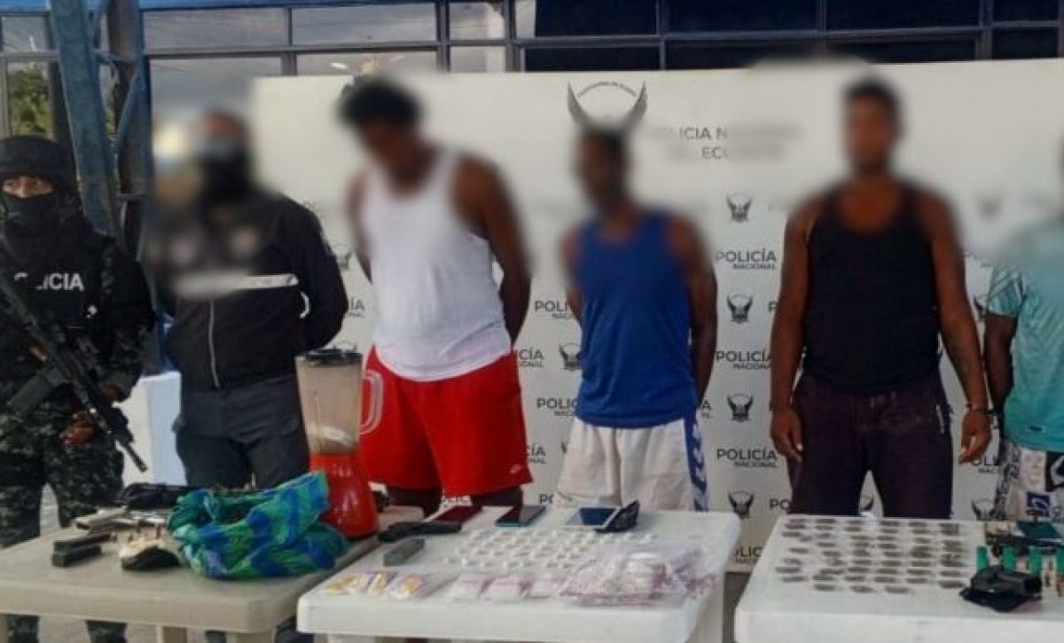 Capturan a cuatro personas con armas y drogas durante operativo policial en Esmeraldas
