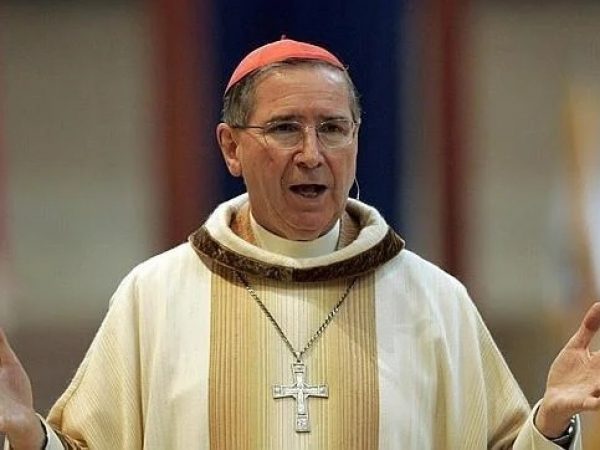 Cardenal Roger Mahony, acusado de encubrir abusos sexuales, ayudará a cerrar el ataúd del papa Francisco