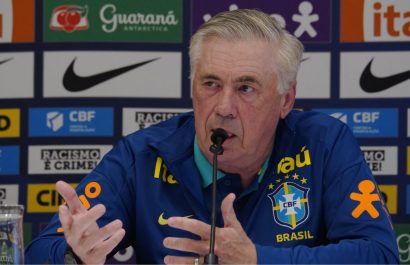 Carlo Ancelotti llegará a El Alto con Brasil con su icónico hábito de mascar chicle.