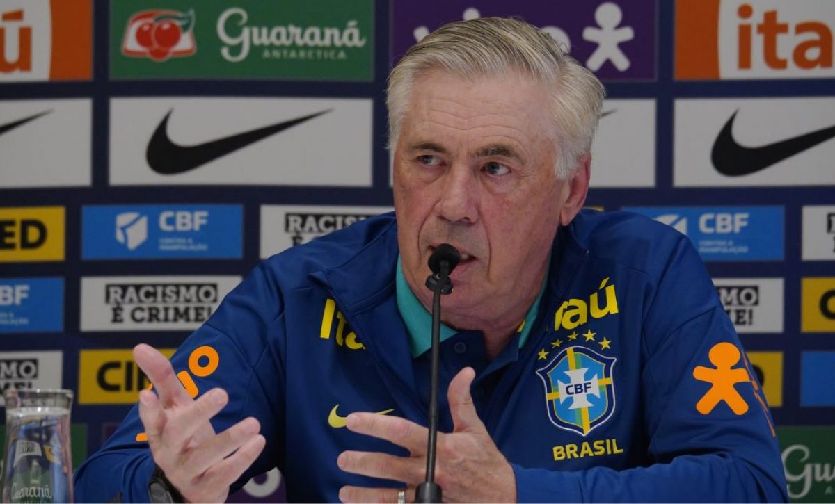 Carlo Ancelotti llegará a El Alto con Brasil con su icónico hábito de mascar chicle.
