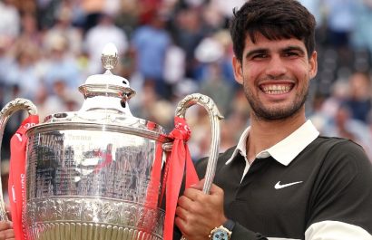 Carlos Alcaraz, tenista español de 22 años, se consolida por segundo año consecutivo como el tenista mejor pagado del mundo, según la revista Forbes.