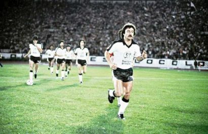 En 1987 y después de 19 años desde su debut en Colo Colo, Caszely colgó definitivamente los botines.