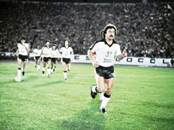 Carlos Caszely jugó en Chile, España y tuvo un fugaz paso por el Barcelona de Ecuador.