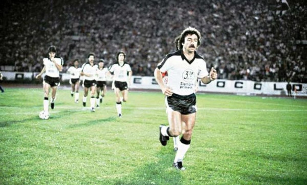 Carlos Caszely jugó en Chile, España y tuvo un fugaz paso por el Barcelona de Ecuador.