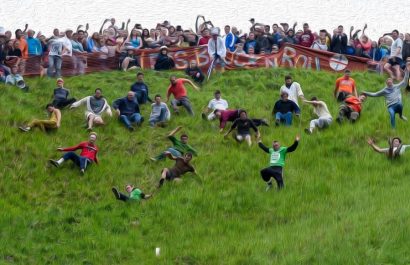 Carrera del Queso Rodante atrae a 5,000 en Inglaterra