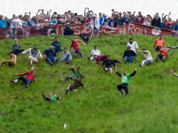 Carrera del Queso Rodante atrae a 5,000 en Inglaterra