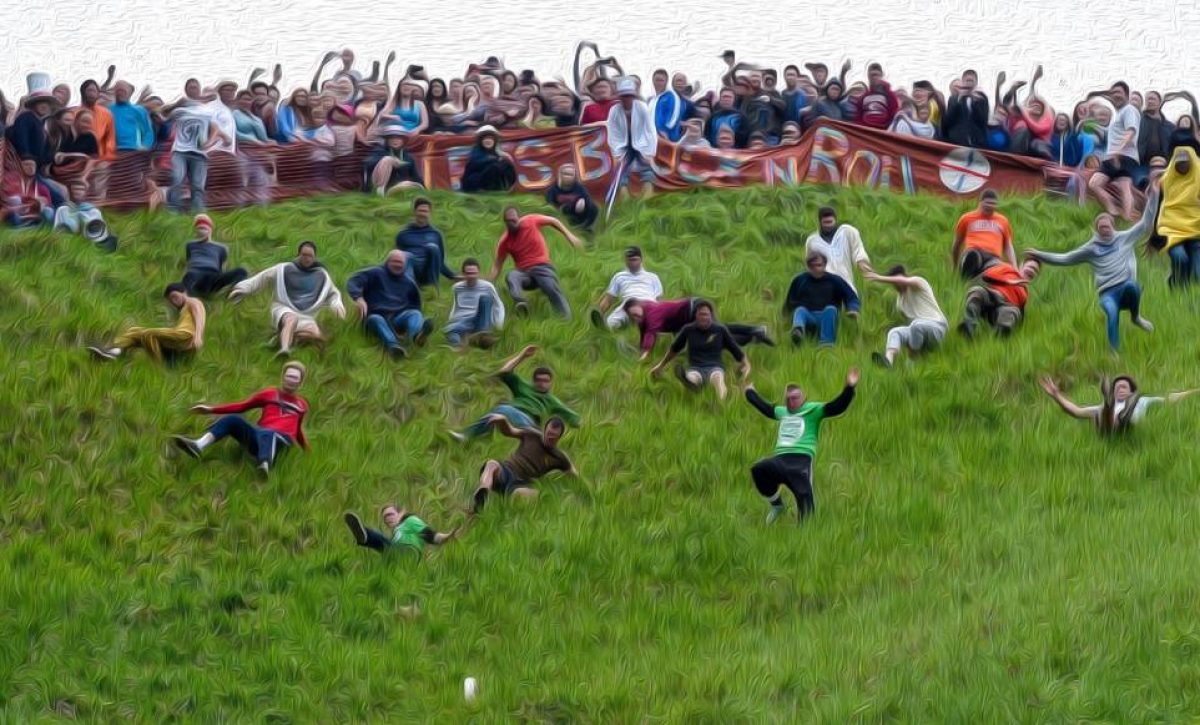 Carrera del Queso Rodante atrae a 5,000 en Inglaterra