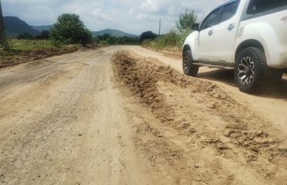Hay tramos en los que ya no hay asfalto. De 20 se pasó a 50 minutos de recorrido por los daños.