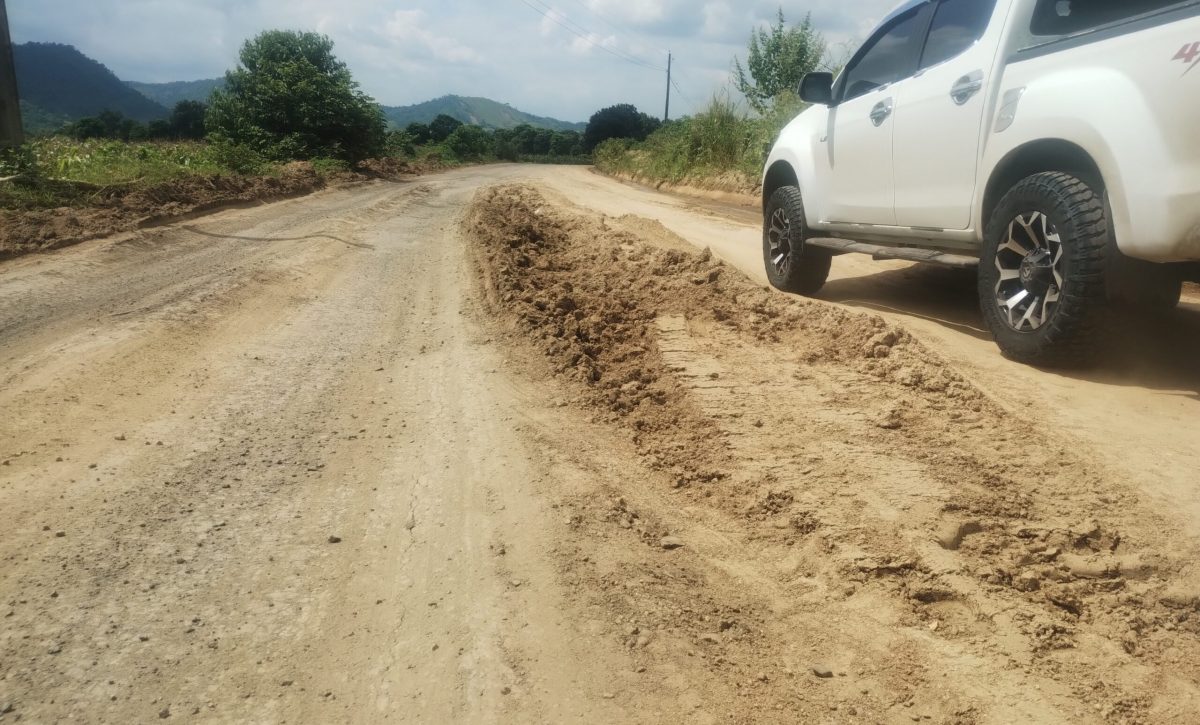 Hay tramos en los que ya no hay asfalto. De 20 se pasó a 50 minutos de recorrido por los daños.