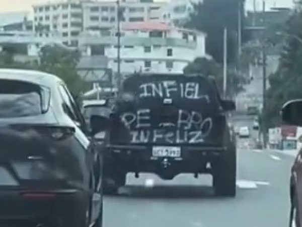 El carro 4x4 rayado por una "traición" que se robó la atención en Guayaquil by 8