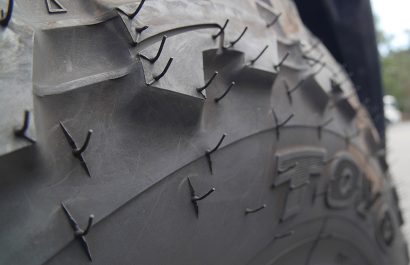 ¿Para qué sirven las pequeñas protuberancias de goma en las llantas nuevas? El detalle que pocos conocen