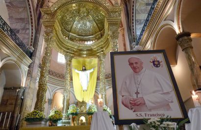 Catedral de Cuenca honra a Papa Francisco con altar y vestiduras artesanales