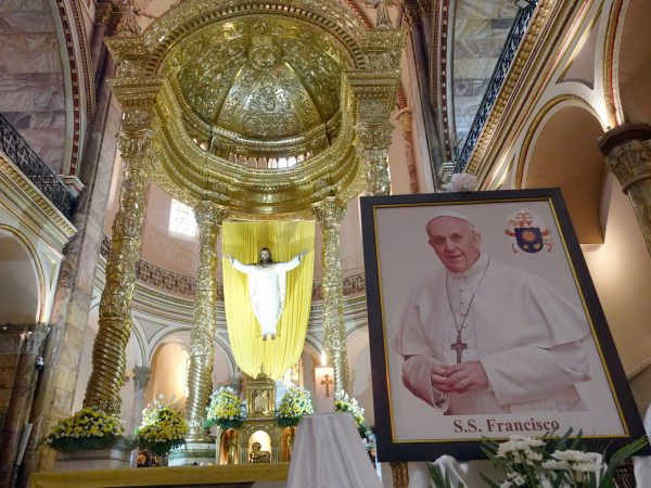 Catedral de Cuenca honra a Papa Francisco con altar y vestiduras artesanales