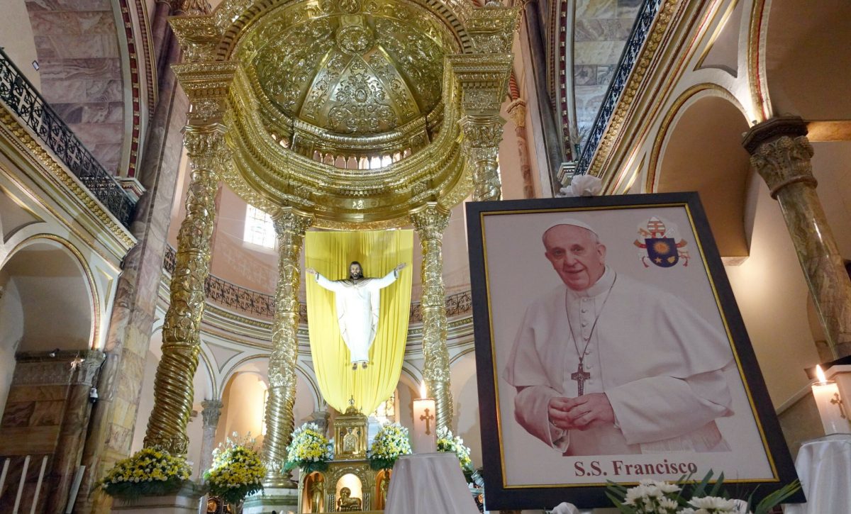 Catedral de Cuenca honra a Papa Francisco con altar y vestiduras artesanales