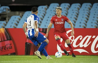 Católica derrota a Cerro Largo y está cerca de los octavos de final de la Copa Sudamericana