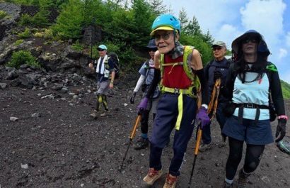 Centenario japonés conquista el Monte Fuji y establece nuevo récord