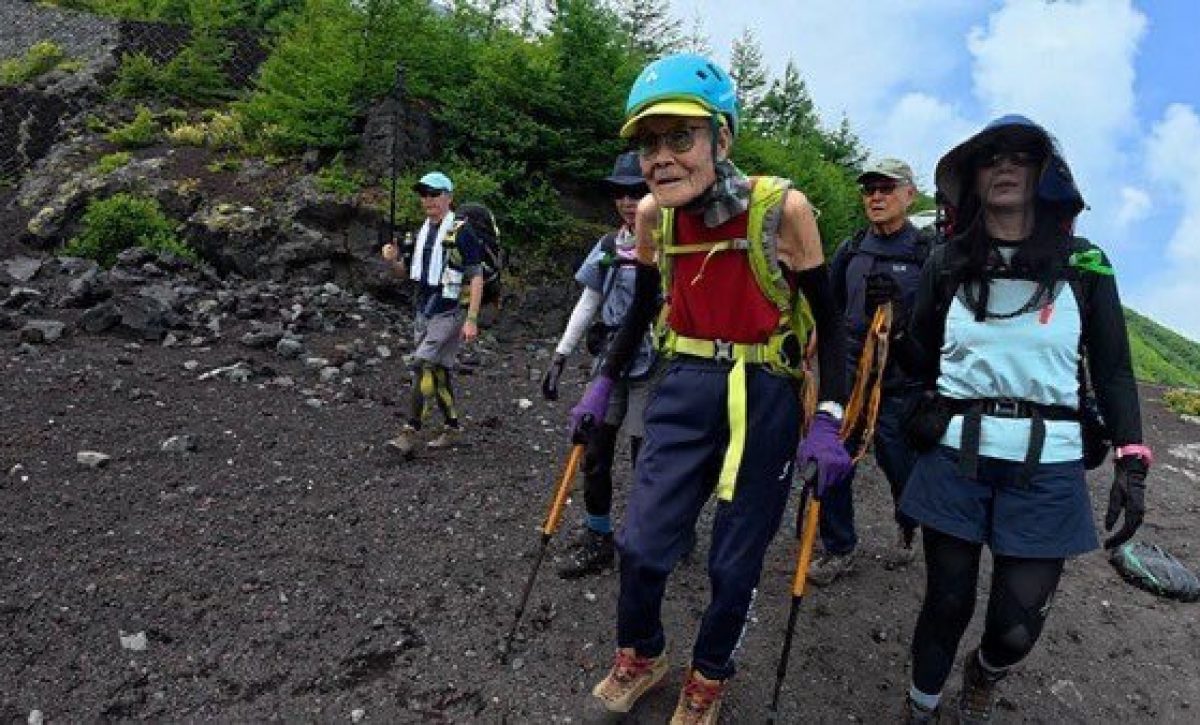 Centenario japonés conquista el Monte Fuji y establece nuevo récord