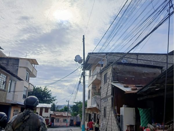 Cerca de 2.900 militares se despliegan para atender la emergencia en Esmeraldas.