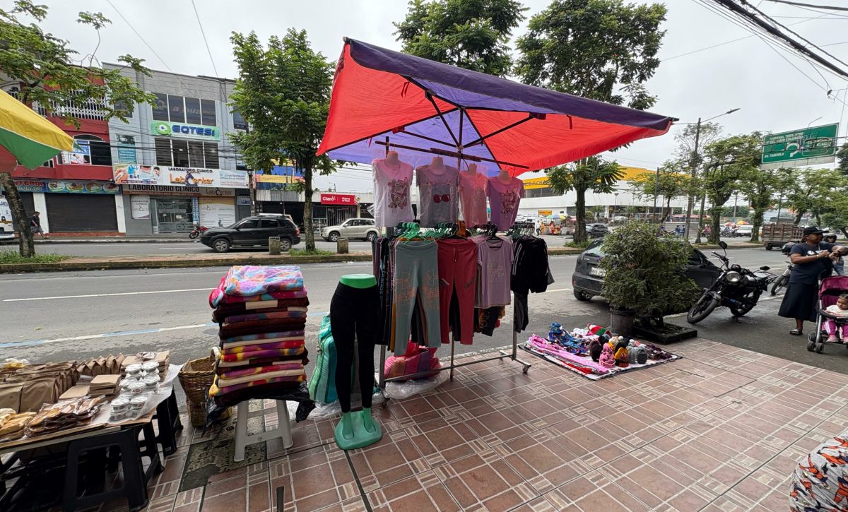 Cerca de 80 comerciantes ocupan vía principal durante celebración de cantonización en Santo Domingo