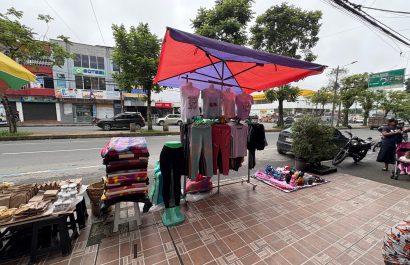 Cerca de 80 comerciantes ocupan vía principal durante celebración de cantonización en Santo Domingo
