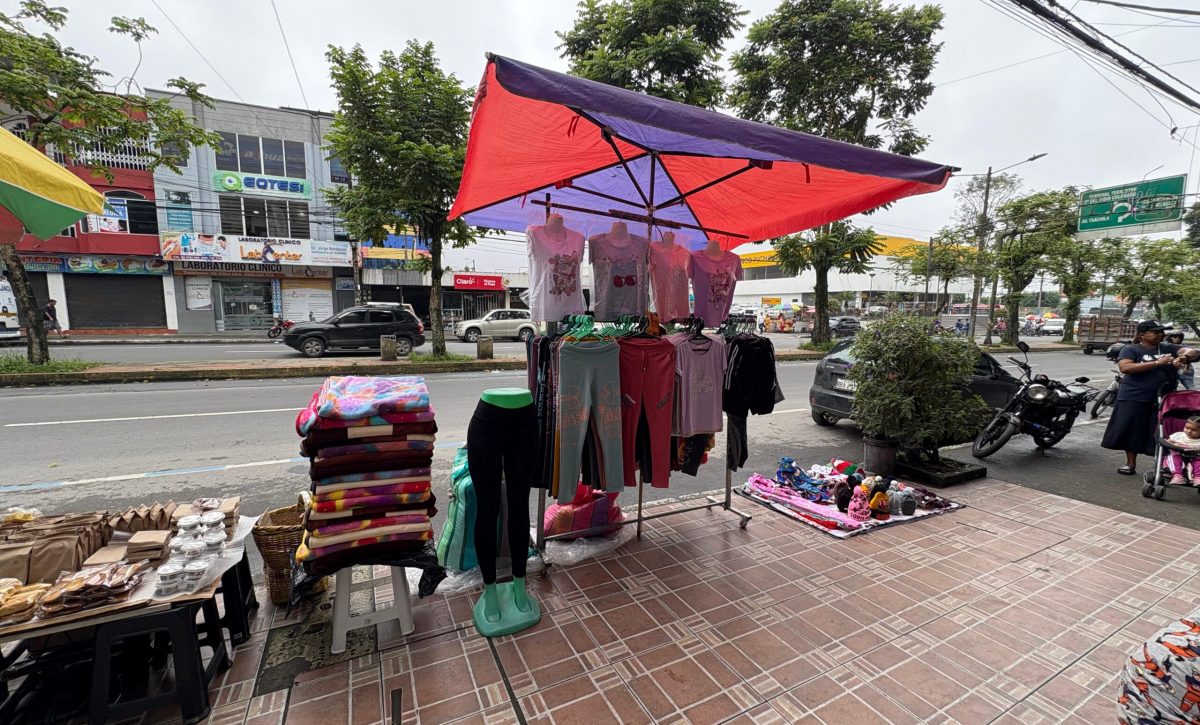 Cerca de 80 comerciantes ocupan vía principal durante celebración de cantonización en Santo Domingo
