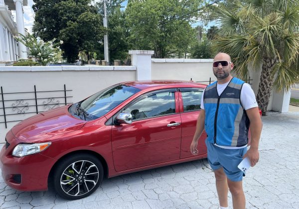 César Hernández asegura que muchos amigos hispanos, incluyendo ecuatorianos, combinan varias de estas aplicaciones para mantenerse a flote.