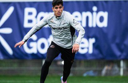 Chelsea negocia por Piero Hincapié con oferta de USD 69 millones al Bayer Leverkusen