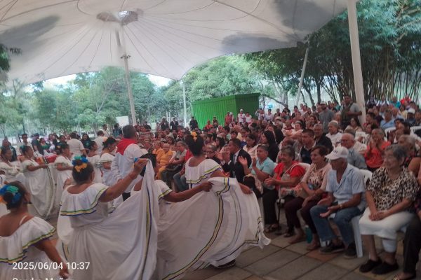 Chigualos y Alegría Así homenajearon a los adultos mayores en Portoviejo