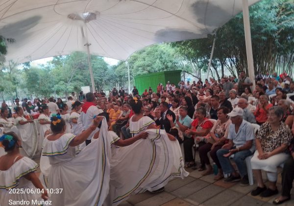 Chigualos y Alegría Así homenajearon a los adultos mayores en Portoviejo