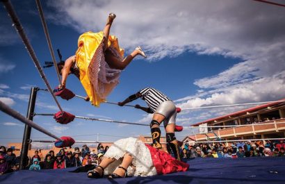 En Bolivia, las cholitas luchadoras son mujeres indígenas que practican la lucha libre profesional, vistiendo sus trajes tradicionales.