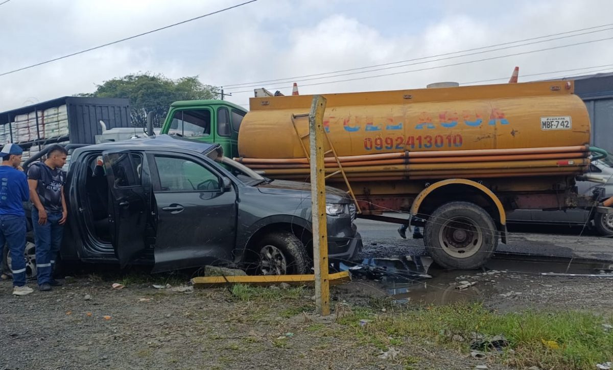 Choque entre tanquero y camioneta deja heridos en la vía Santo Domingo - Quito