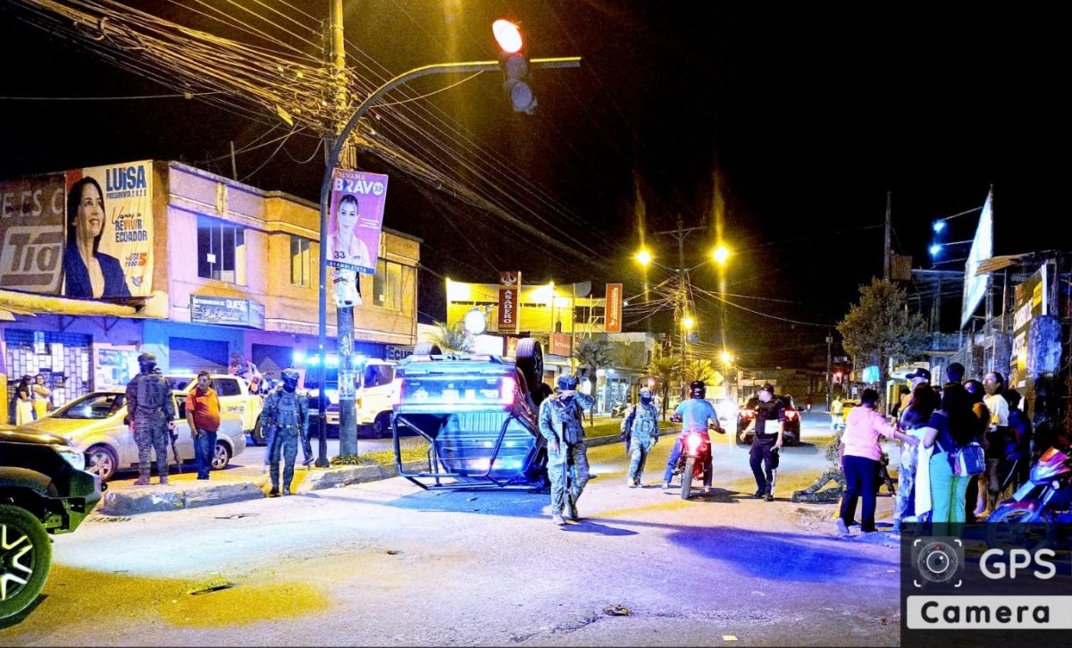 Choque inesperado deja camioneta militar volcada y cinco soldados heridos en Santo Domingo