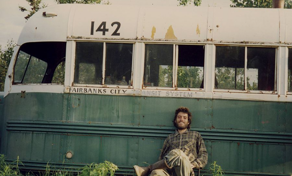 La historia de Christopher McCandless fue publicada en el libro Hacia rutas salvajes en 1996 y adaptada al cine en 2007.
