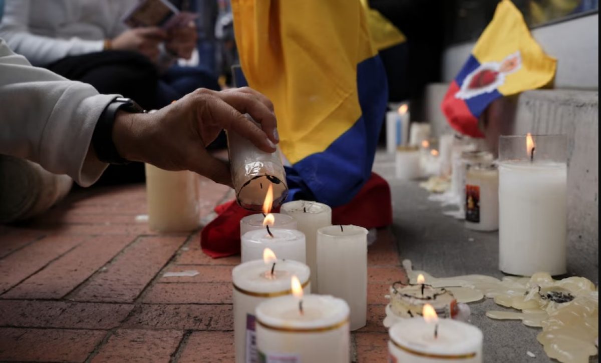 Simpatizantes, amigos y familiares del senador Miguel Uribe llegan hasta la casa de salud para rezar por su recuperación. FOTO: REUTERS.