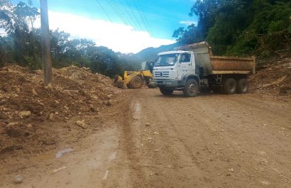 Cierre total de la vía E20 Papallacta - Baeza tras deslizamiento en San Fermín