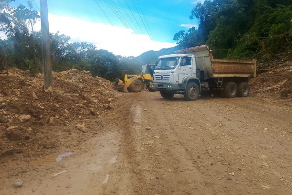 Cierre total de la vía E20 Papallacta - Baeza tras deslizamiento en San Fermín