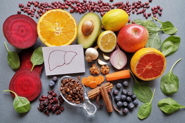 Cinco alimentos que respaldan científicamente la salud del hígado.